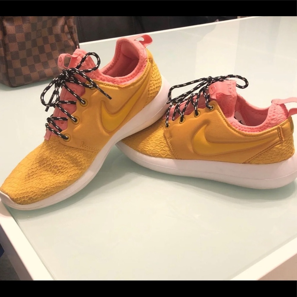 Nike tennis shoe